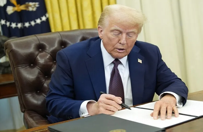 ترامب يعلّق رسمياً برامج الهجرة والتجنيس الخاصة بـ19 دولة